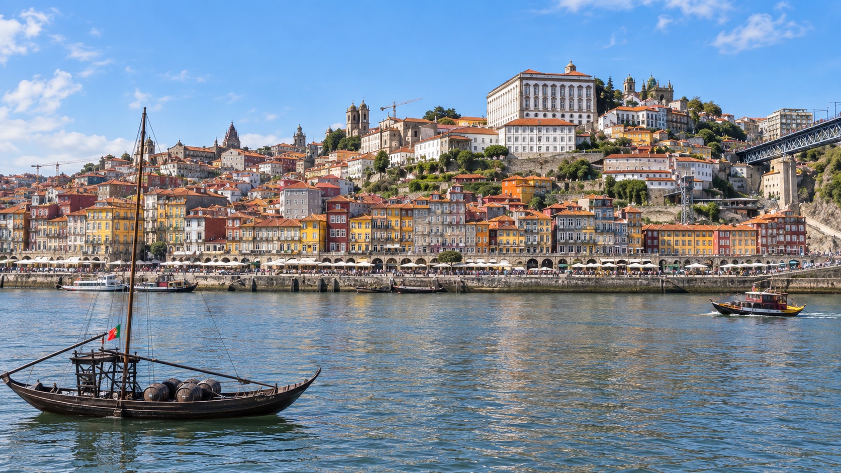 Ruas do Porto vistas do alto, com planejamento de viagem em vista
