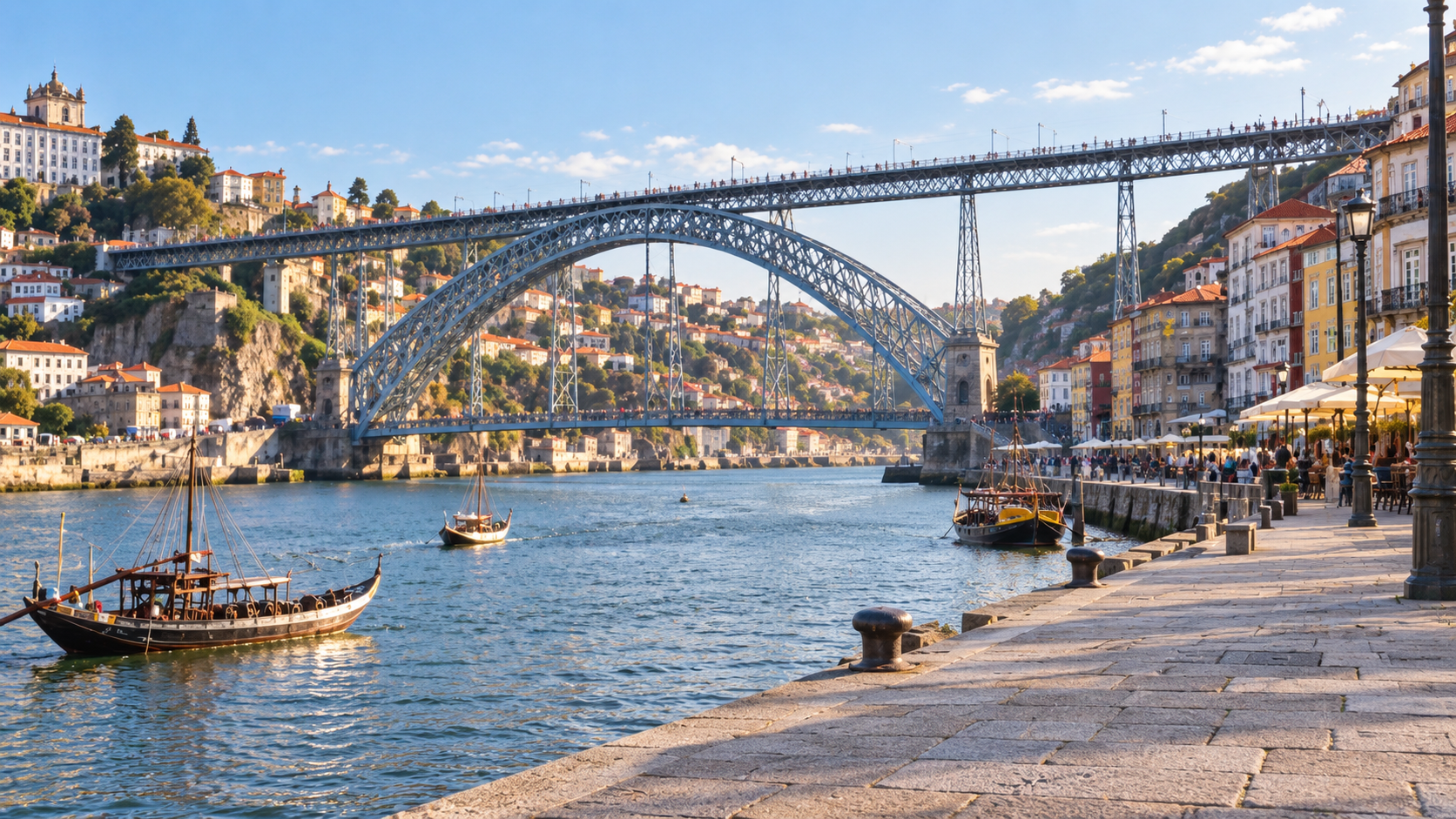 Vista do Rio Douro com barcos rabelos e a Ponte Luís I ao fundo, no Porto